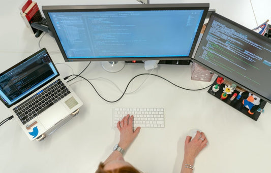 Wie entscheidend ist eine ergonomische Schreibtischeinrichtung für die Gesundheit und Produktivität wirklich?